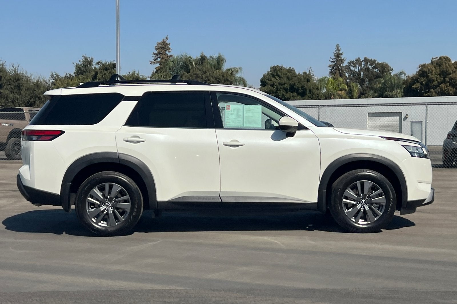 2022 Nissan Pathfinder SV
