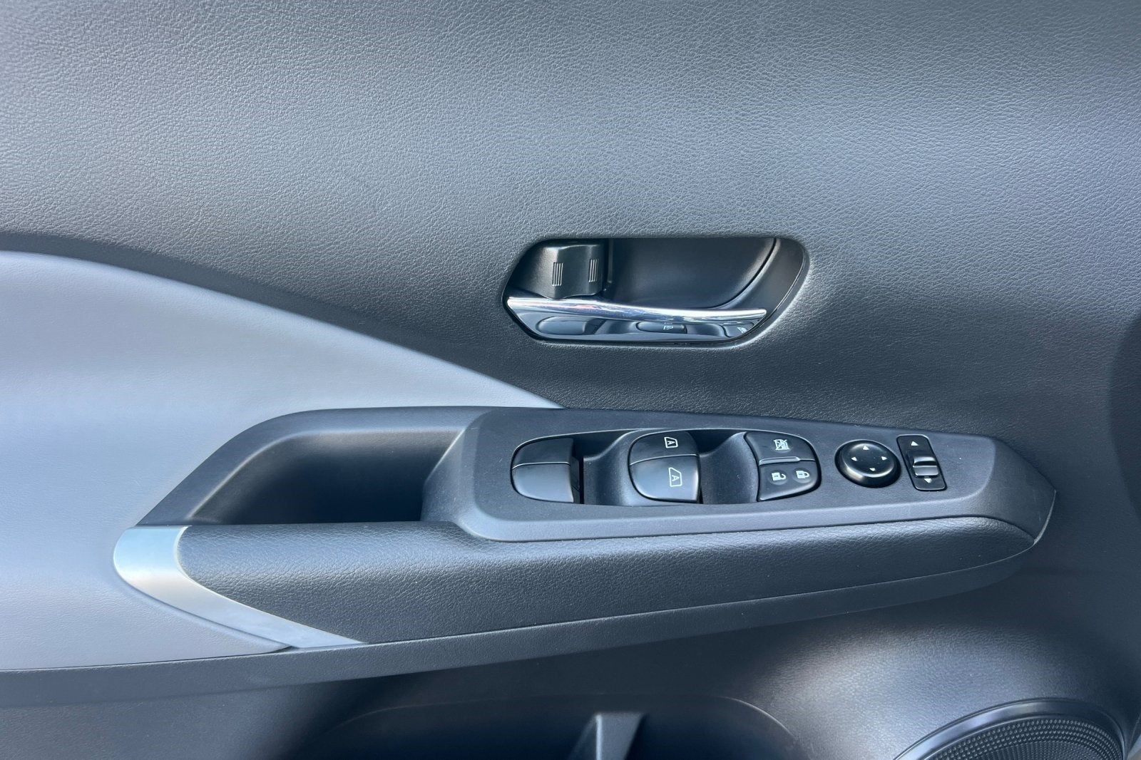 2022 Nissan Kicks SR