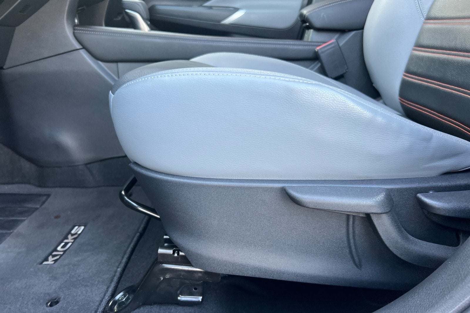 2022 Nissan Kicks SR