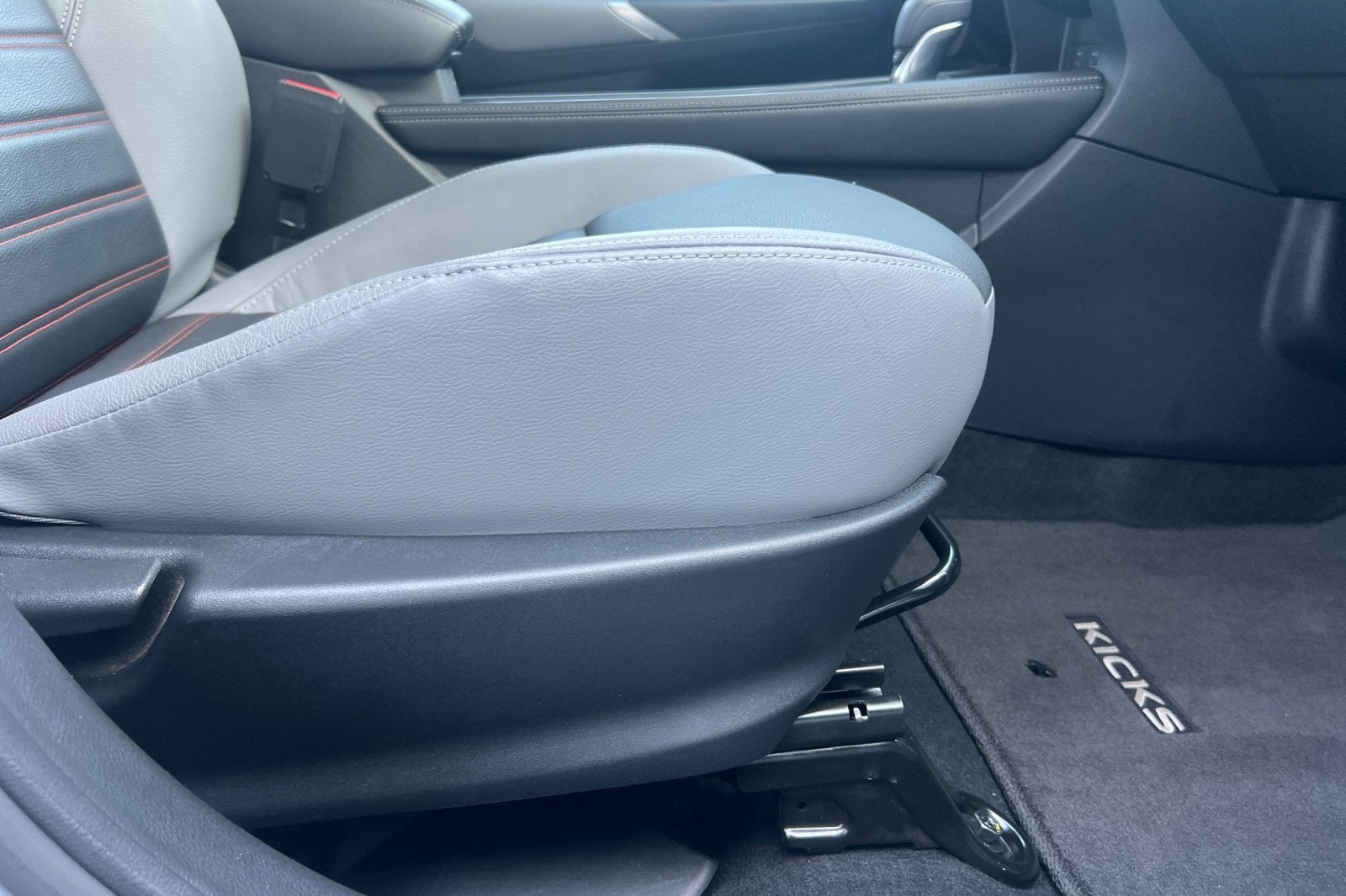 2022 Nissan Kicks SR