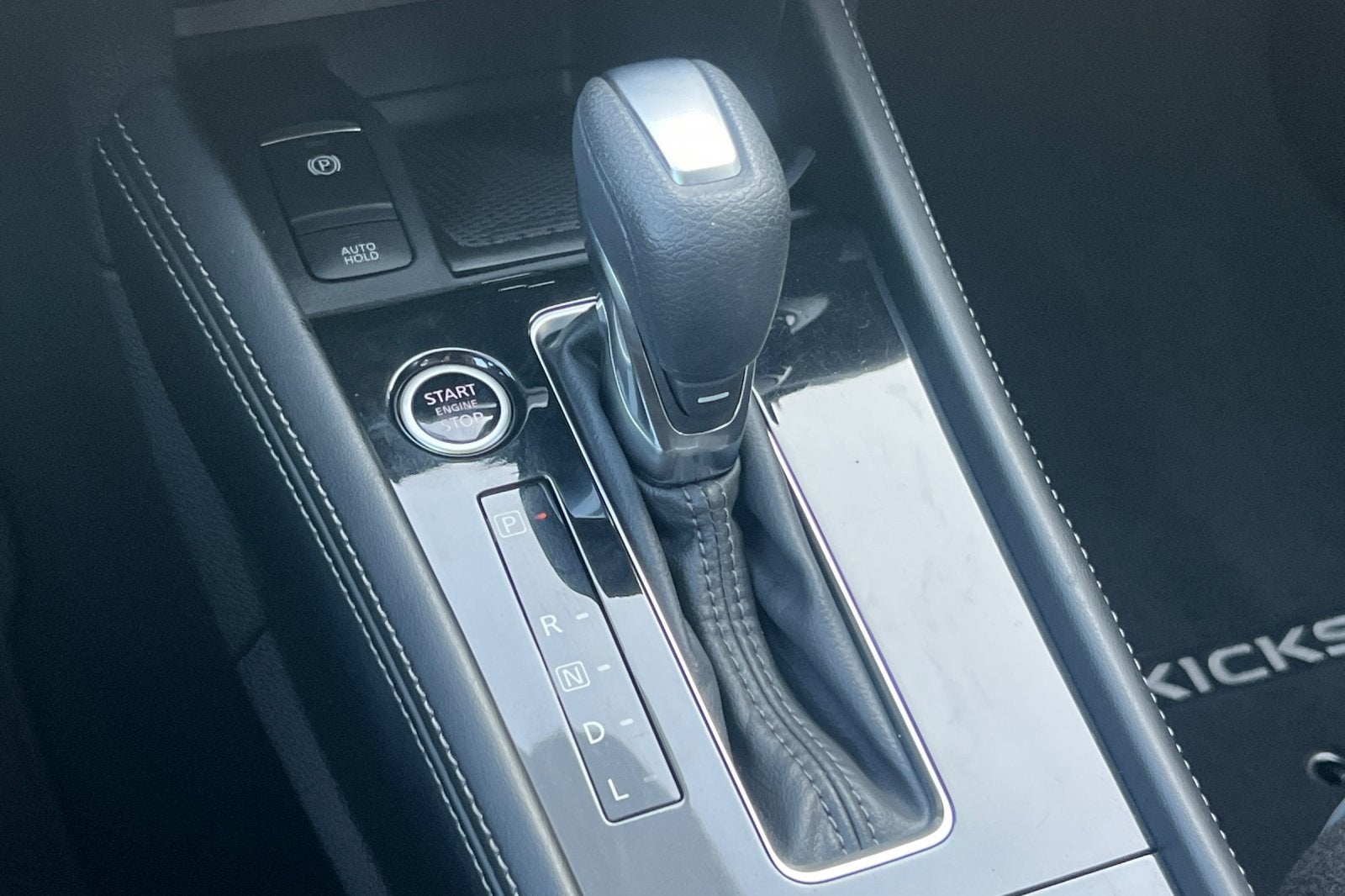 2022 Nissan Kicks SR