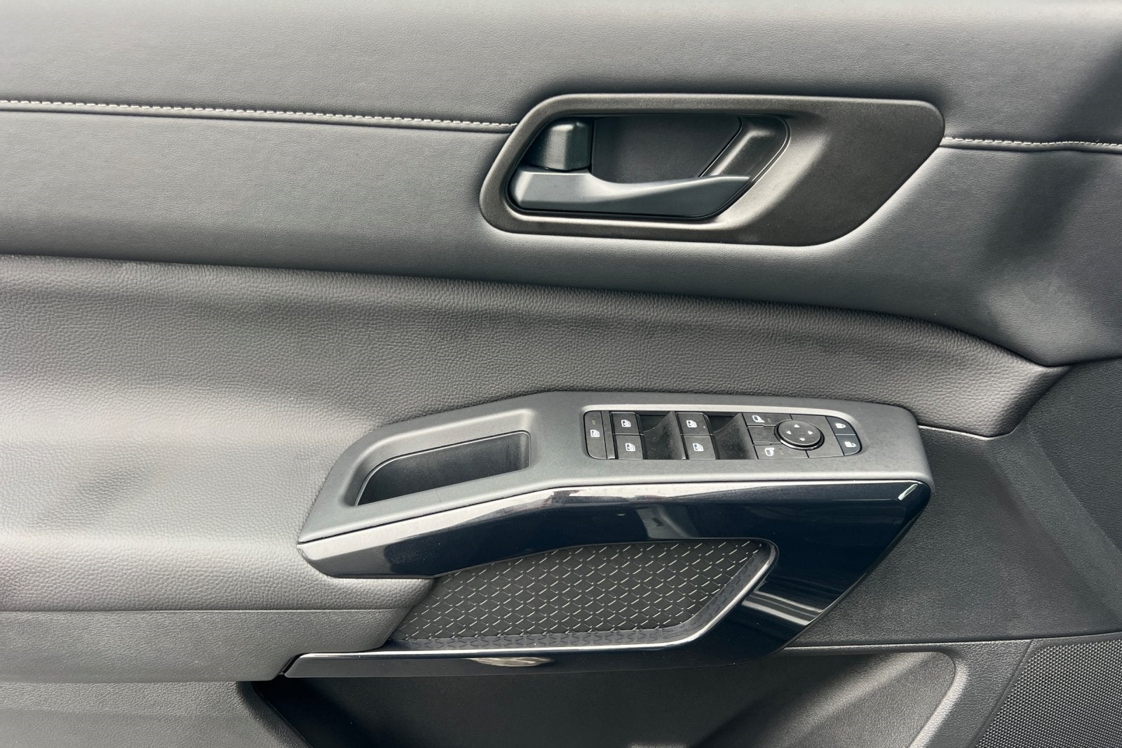 2025 Nissan Pathfinder S