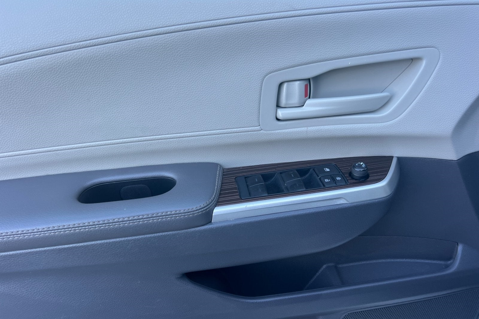 2023 Toyota Sienna LE 8 Passenger