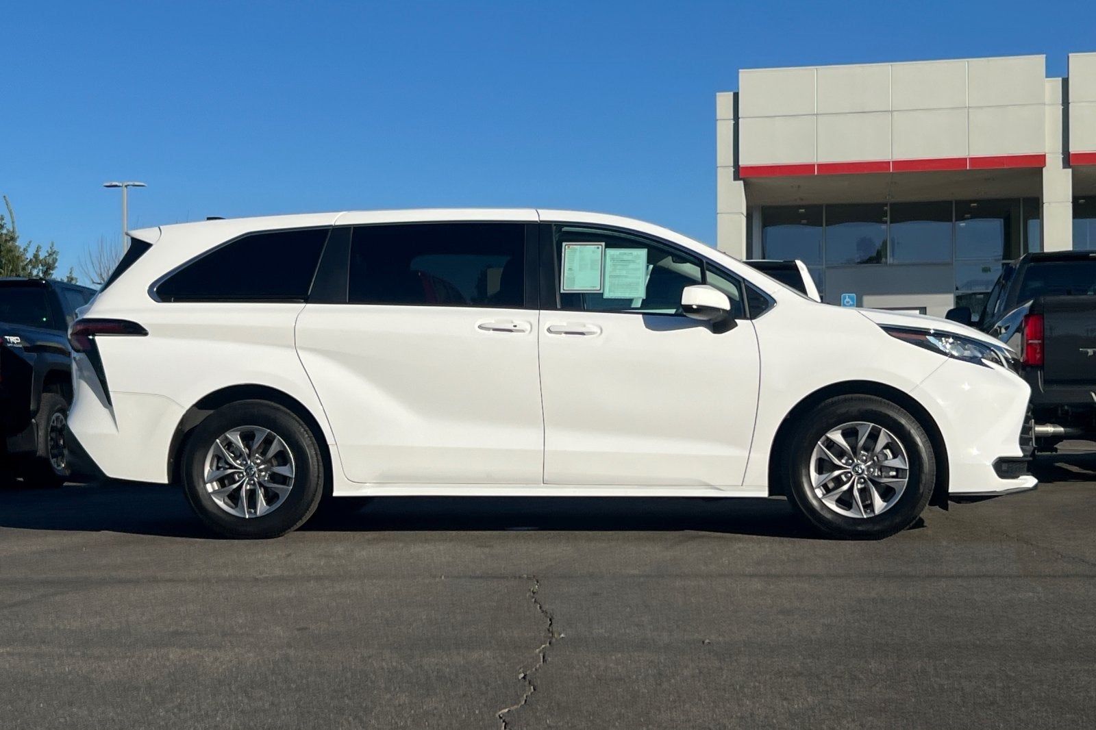 2023 Toyota Sienna LE 8 Passenger