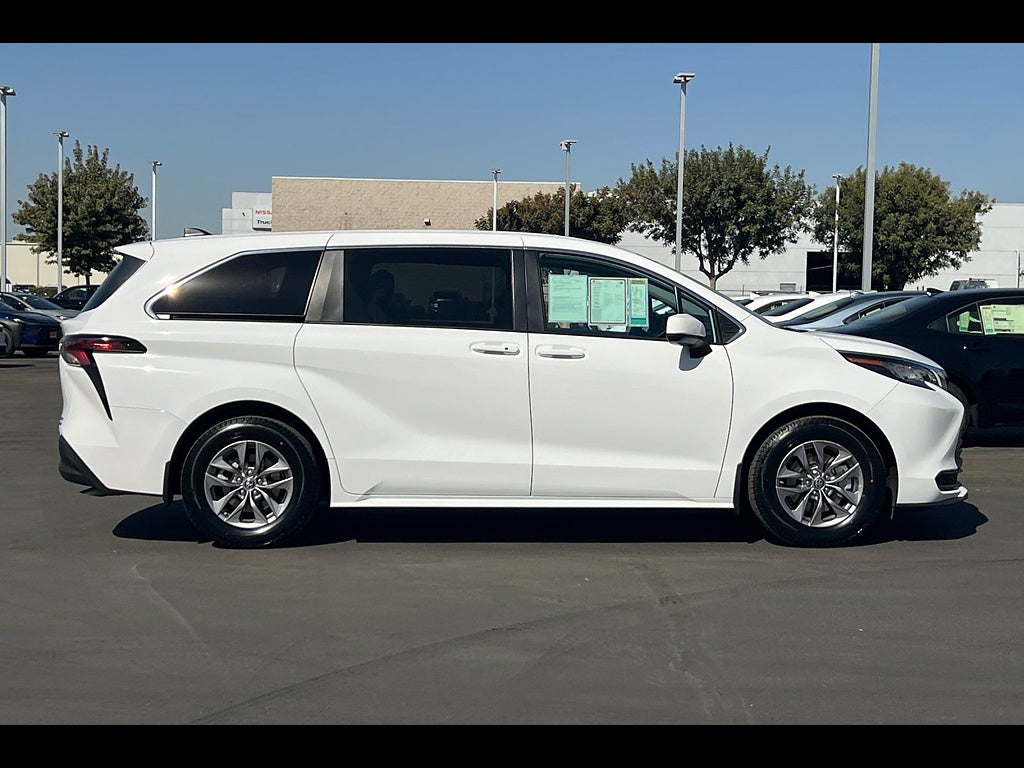 2023 Toyota Sienna LE 8-Passenger