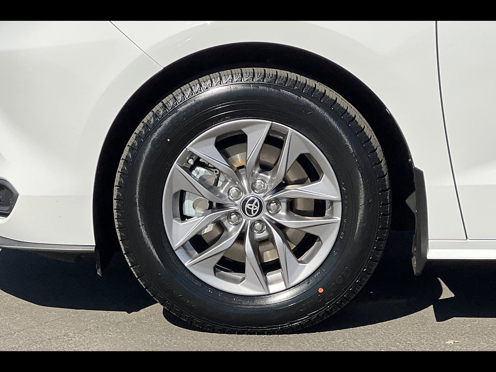 2023 Toyota Sienna LE 8-Passenger