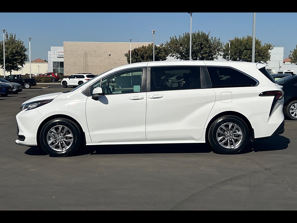 2023 Toyota Sienna LE 8-Passenger
