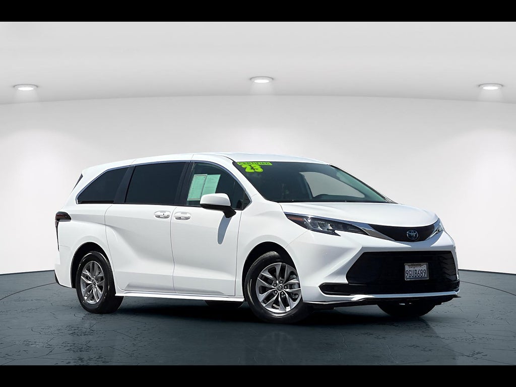 2023 Toyota Sienna LE 8-Passenger