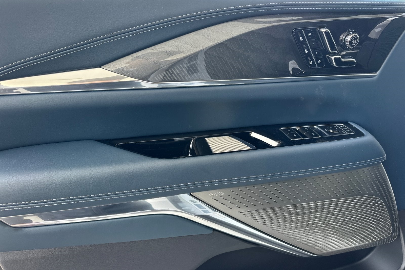 2025 Cadillac ESCALADE IQ Luxury 2