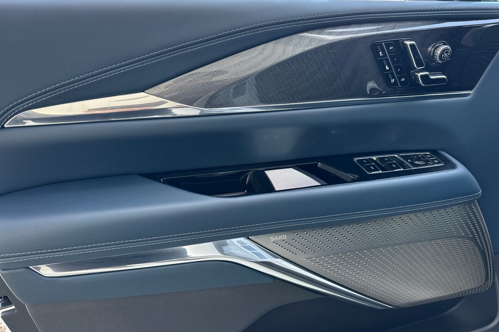 2025 Cadillac ESCALADE IQ Luxury 2